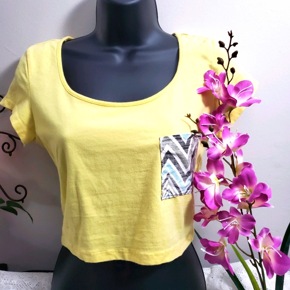 Yellow Short-sleeved cropped top w/pocket